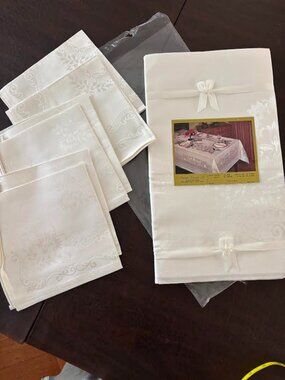 Vintage Occupied Japan Elegant ivory Damask Tablecloth W/ 6 Napkins!